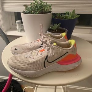 FAIRLY NEW NIKES SIZE 9 WOMENS